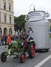 Bayerische Milchkönigin beim Trachten- und Schützenzug 2017 (©Foto. Ingrid Grossmann)
